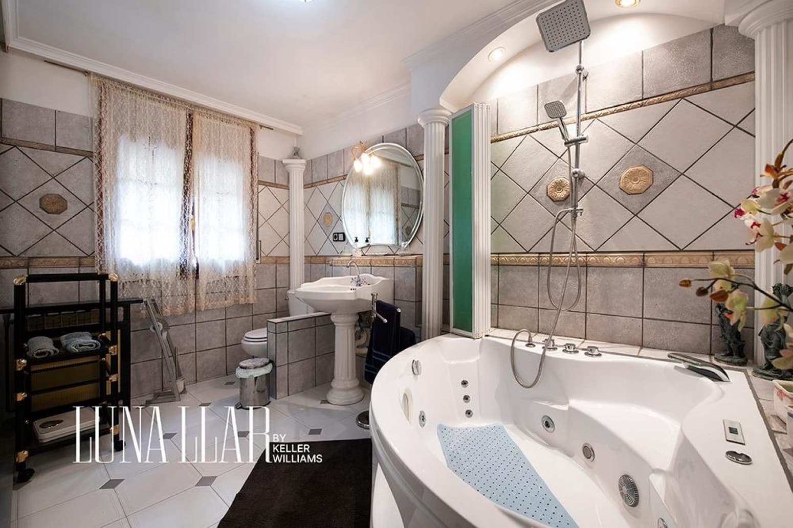 8 bedroom Villa for sale in Gava - € 2,100,000 (Ref: 9832252)