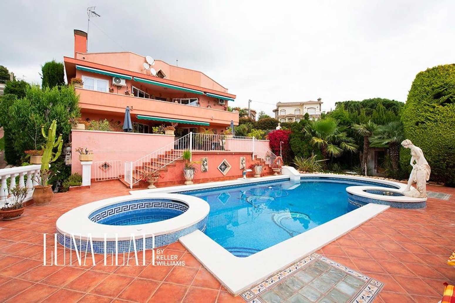 8 bedroom Villa for sale in Gava - € 2,100,000 (Ref: 9832252)