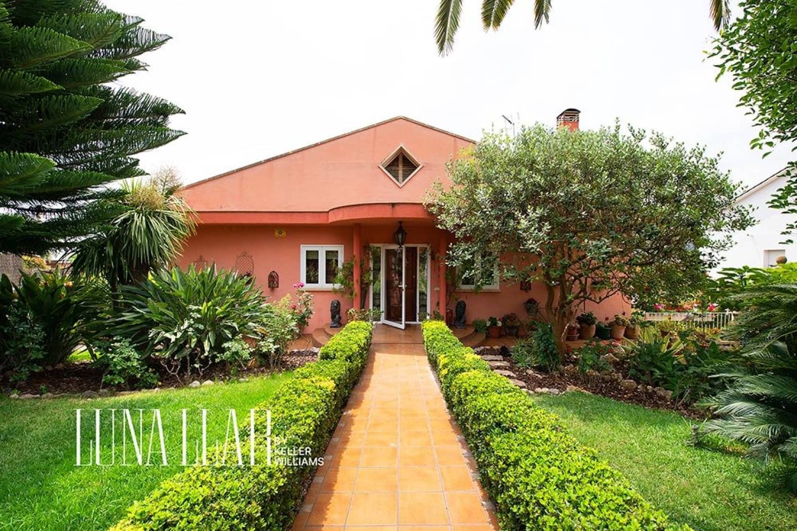 8 bedroom Villa for sale in Gava - € 2,100,000 (Ref: 9832252)