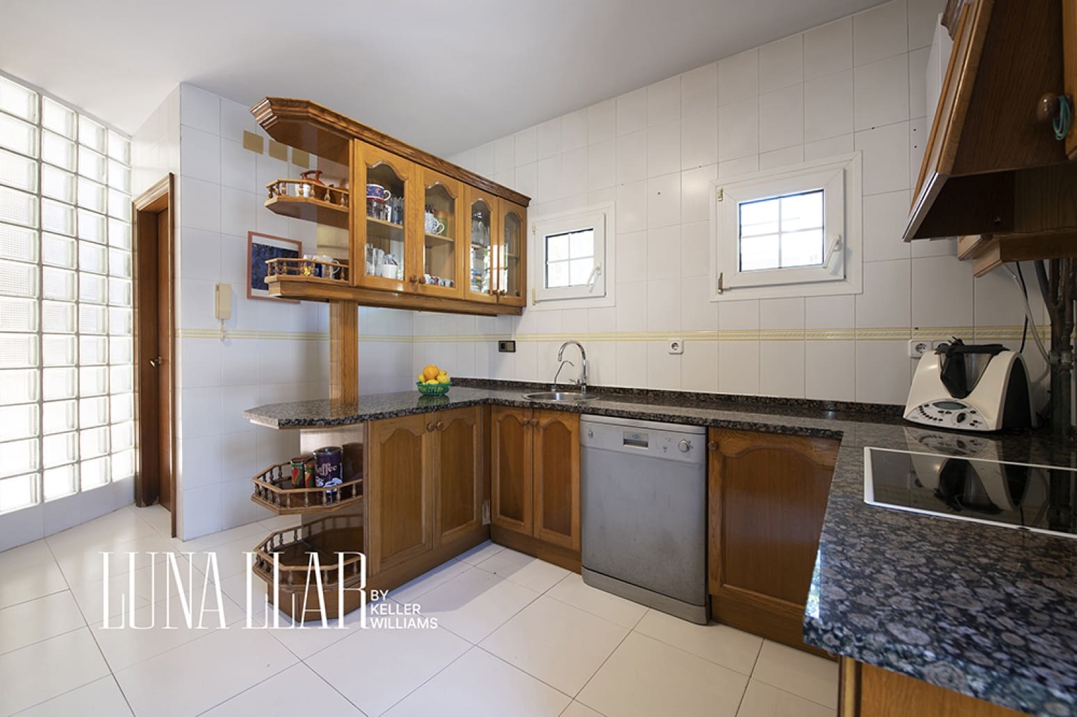 5 bedroom Villa for sale in Castelldefels with pool garage - € 1,399,000 (Ref: 9878160)