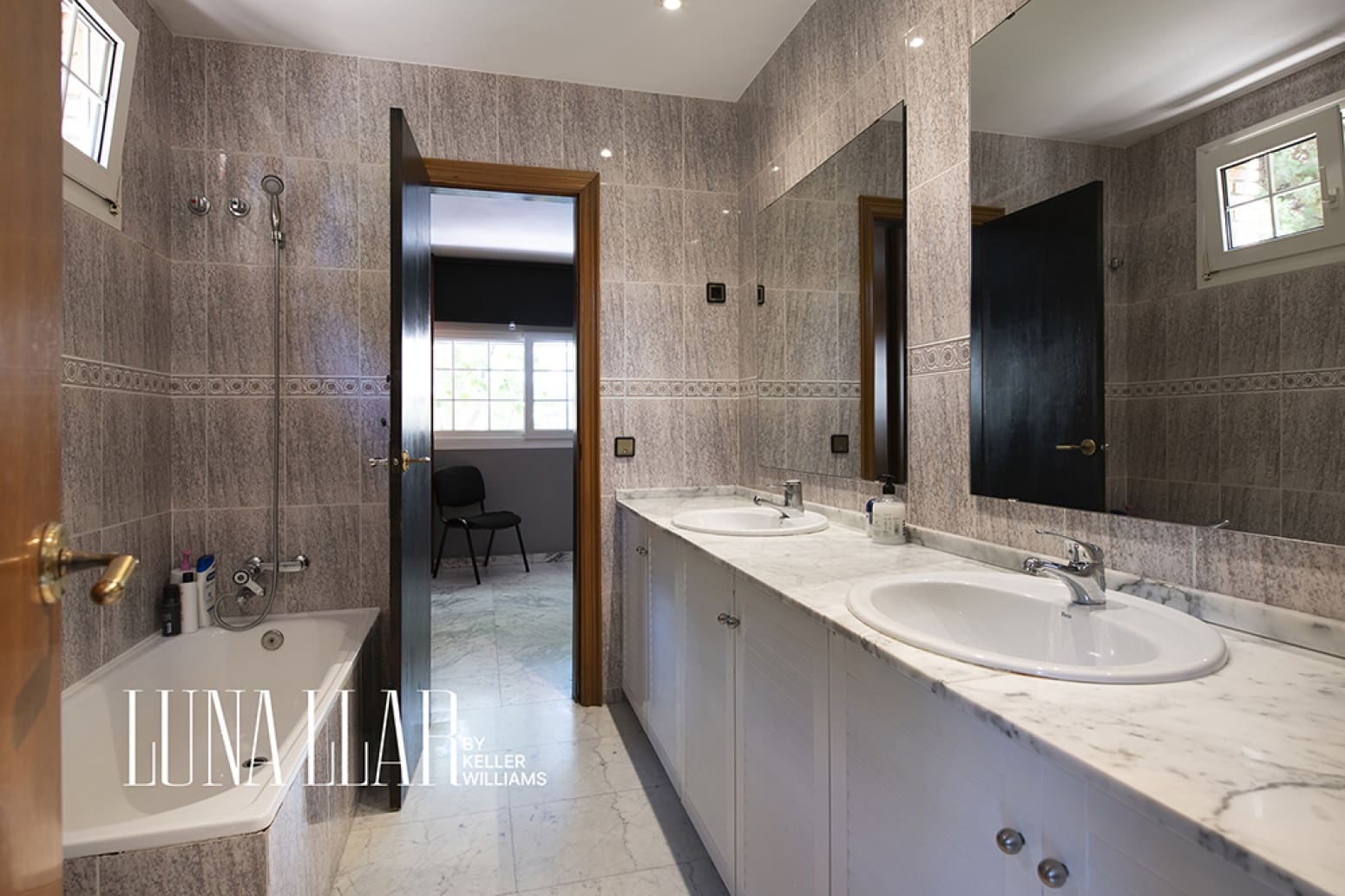 5 bedroom Villa for sale in Castelldefels with pool garage - € 1,399,000 (Ref: 9878160)
