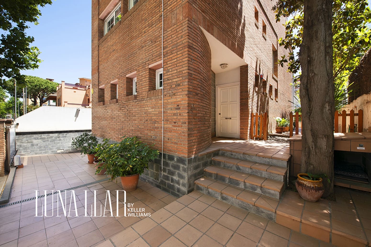 5 bedroom Villa for sale in Castelldefels with pool garage - € 1,399,000 (Ref: 9878160)