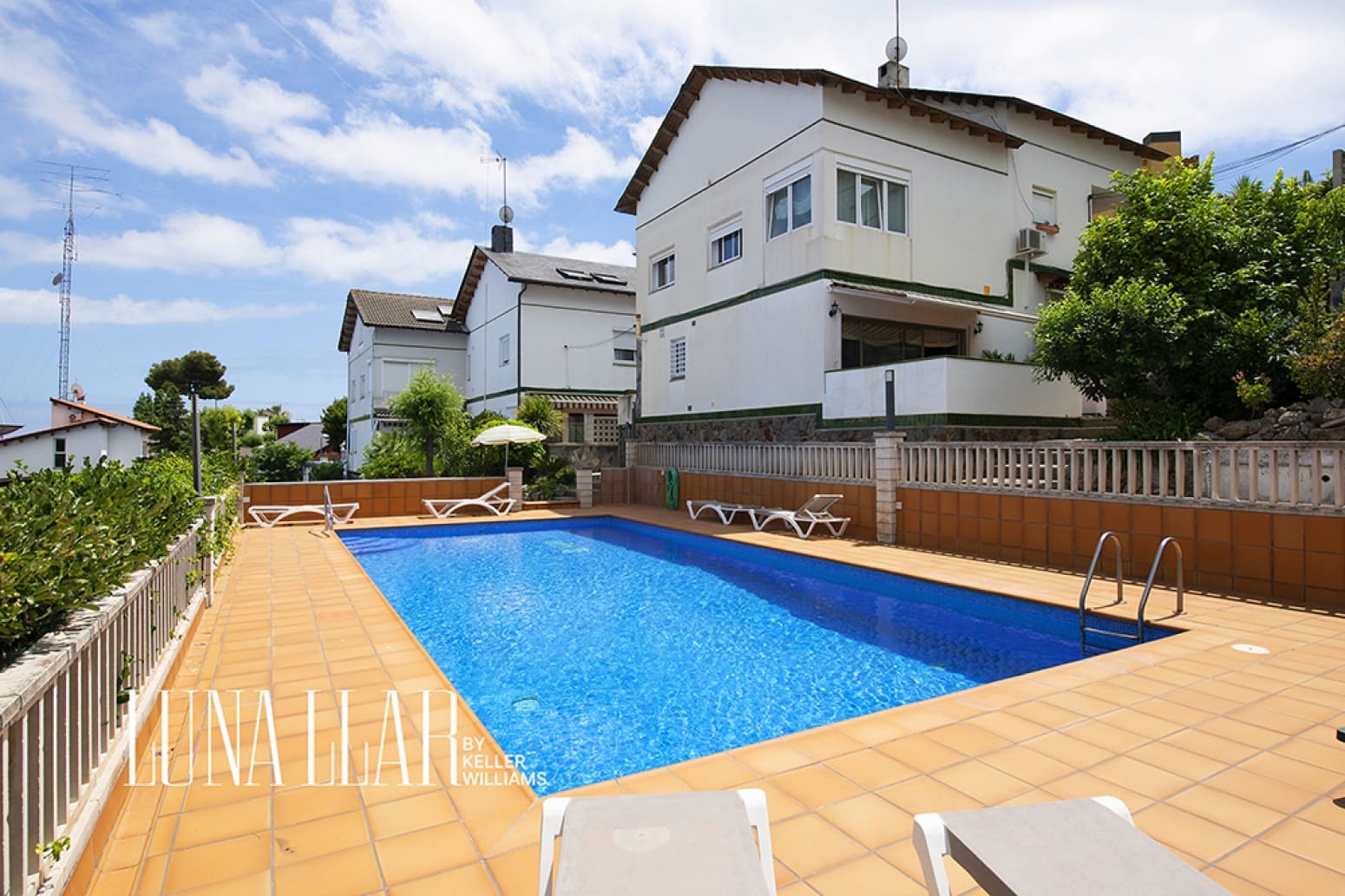 3 bedroom Villa for sale in Castelldefels with garage - € 890,000 (Ref: 9928934)
