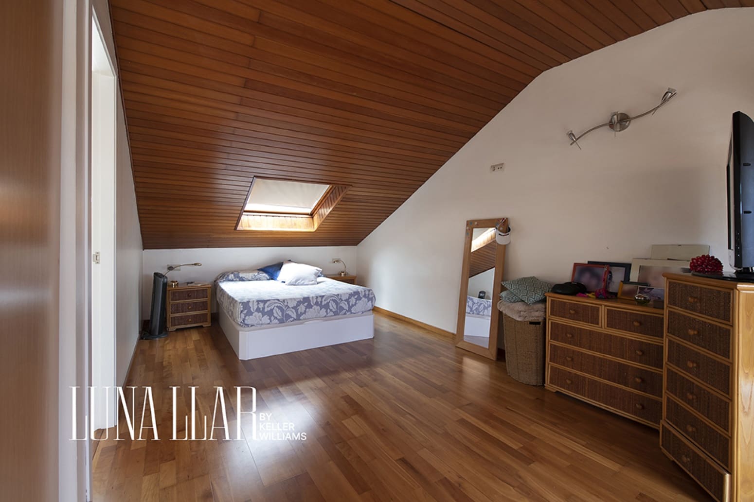 3 bedroom Villa for sale in Castelldefels with garage - € 890,000 (Ref: 9928934)