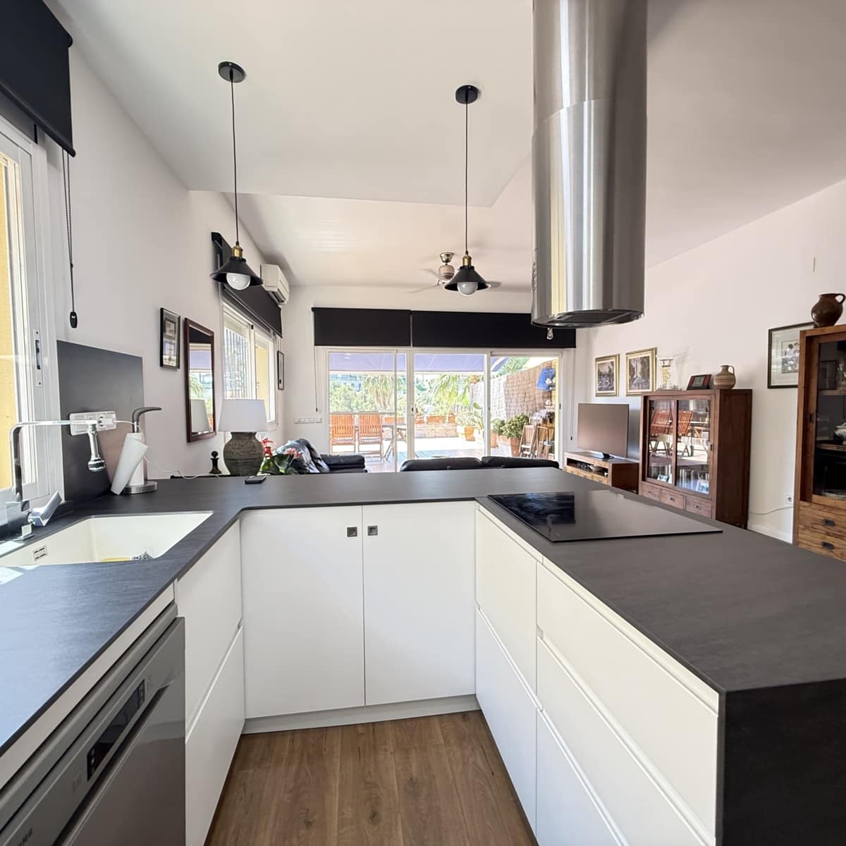 4 bedroom Villa for sale in Sitges with garage - € 840,000 (Ref: 9933697)