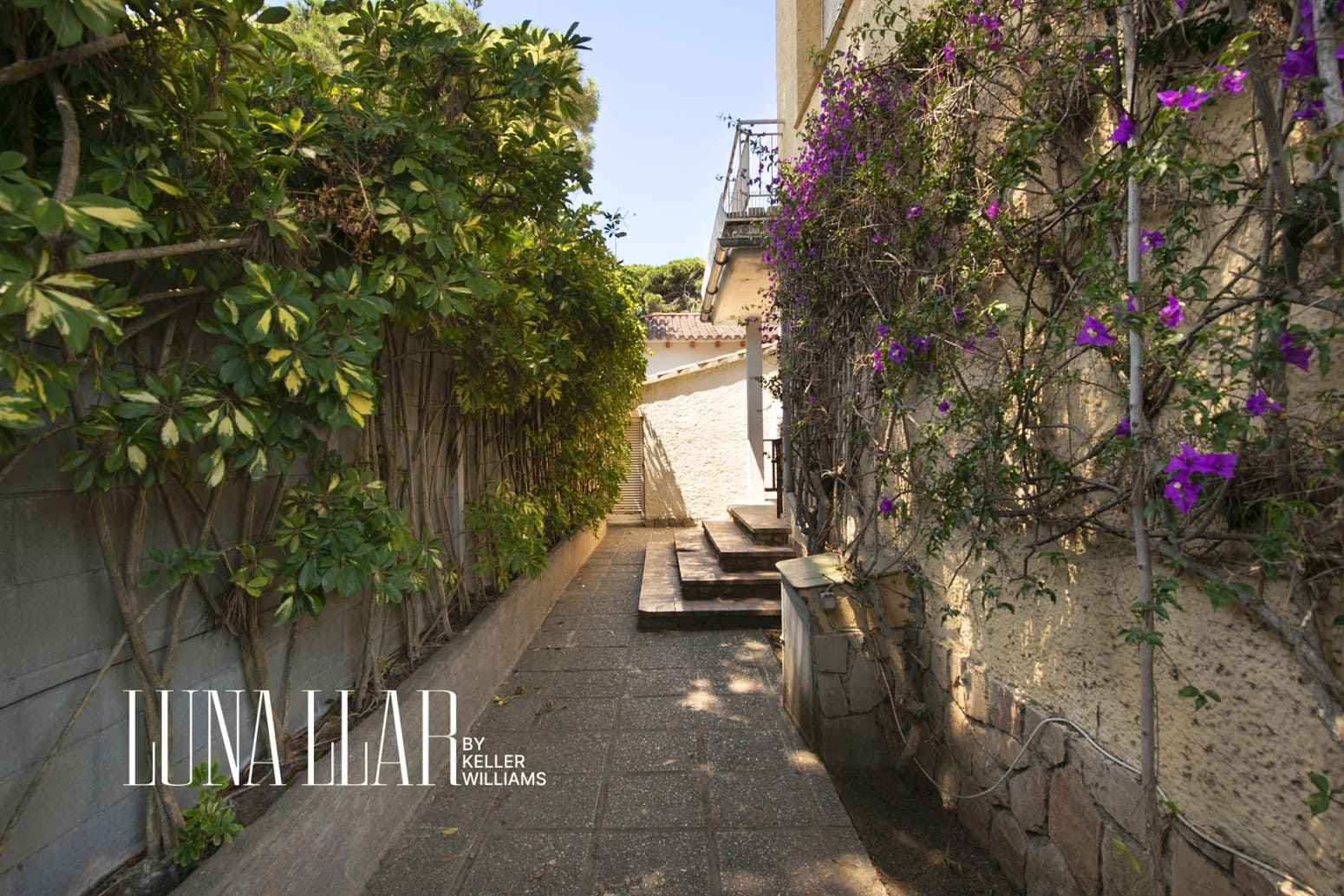 5 bedroom Villa for sale in Castelldefels with garage - € 1,150,000 (Ref: 9939526)