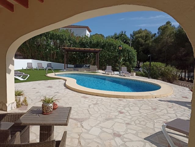 5 bedroom Villa for rent in Moraira, Teulada-Moraira with pool garage - € 2,200 (Ref: 7912924)
