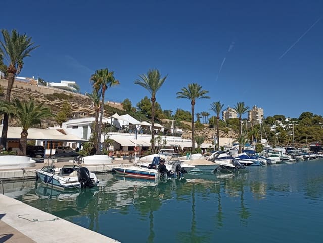 Kommersiell til salgs i Moraira, Teulada-Moraira - € 215 000 (Ref: 9961494)
