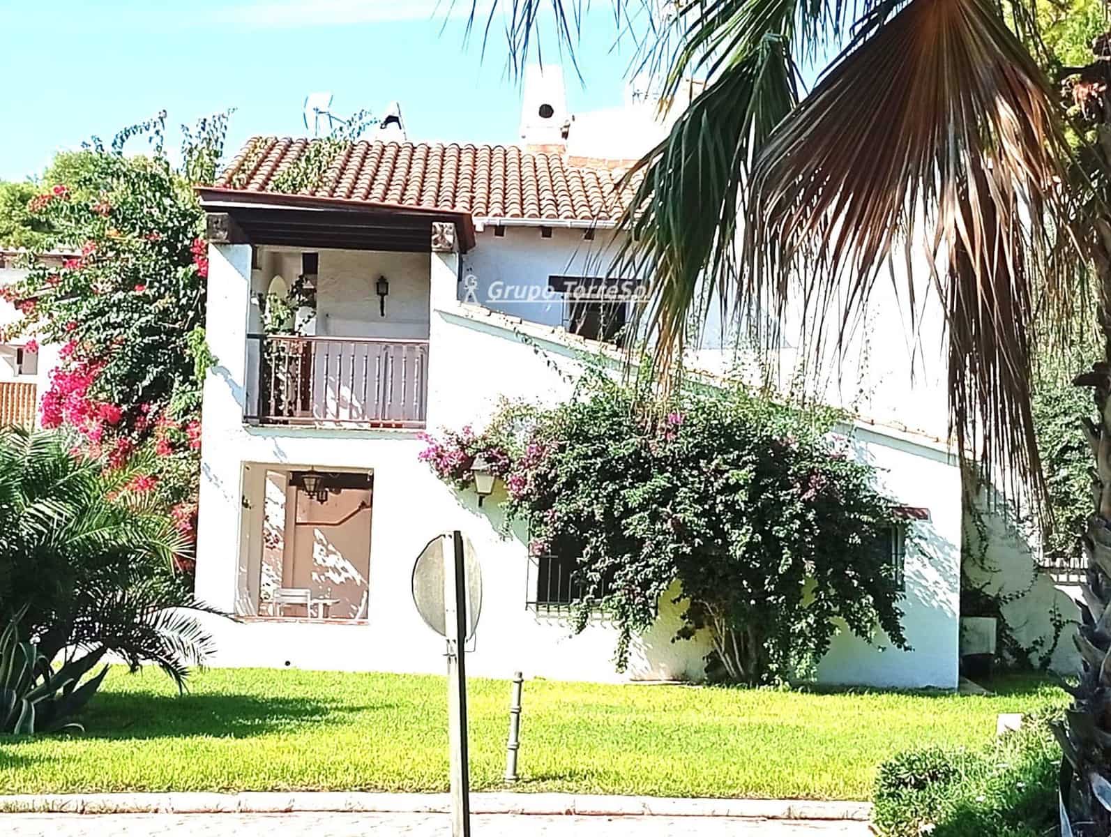 4 bedroom Townhouse for sale in Calafell with pool garage - € 445,000 (Ref: 10112121)