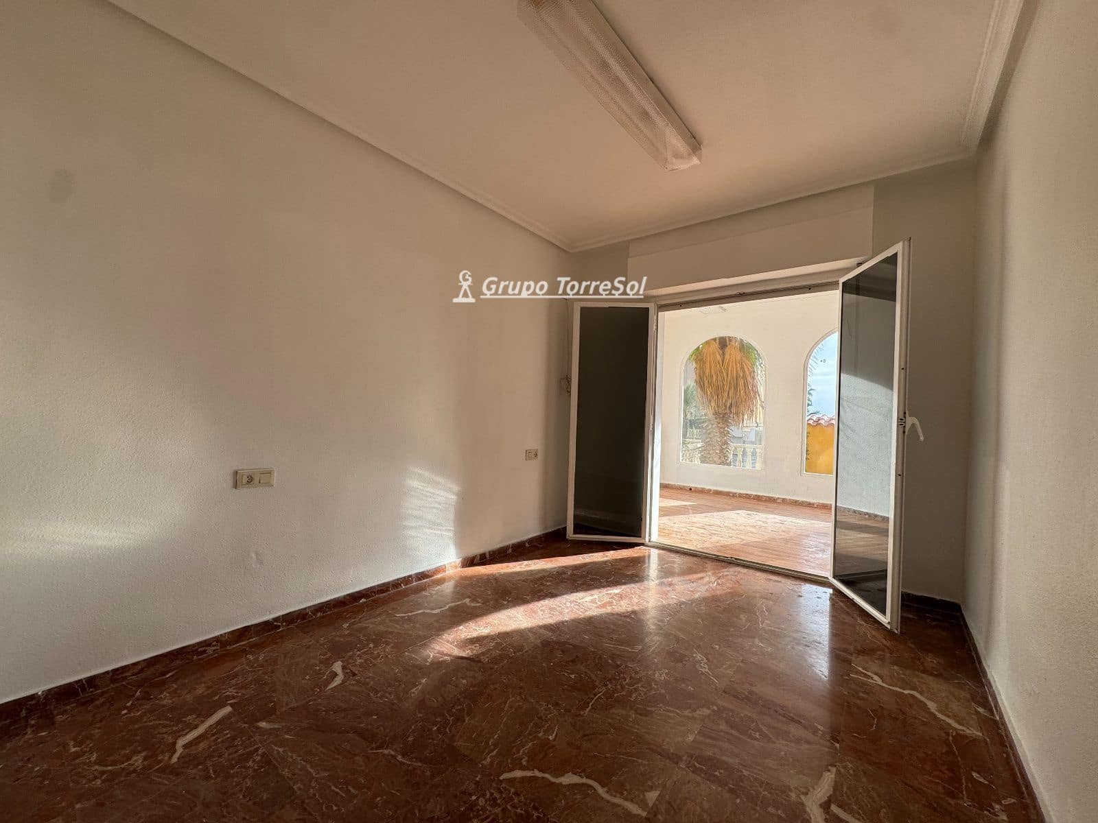 Piso de 3 habitaciones en Arenales del Sol en venta con piscina - 355.000 € (Ref: 10118418)