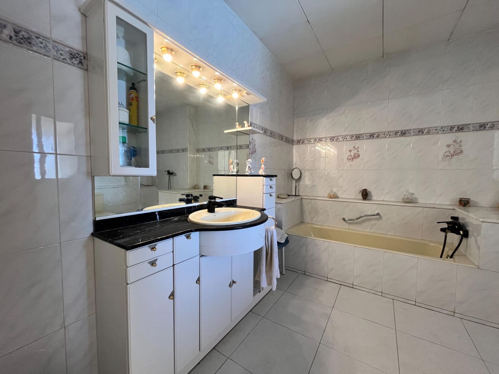 6 soveværelse Byhus til salg i Sant Sadurni d'Anoia med garage - € 300.000 (Ref: 9147836)