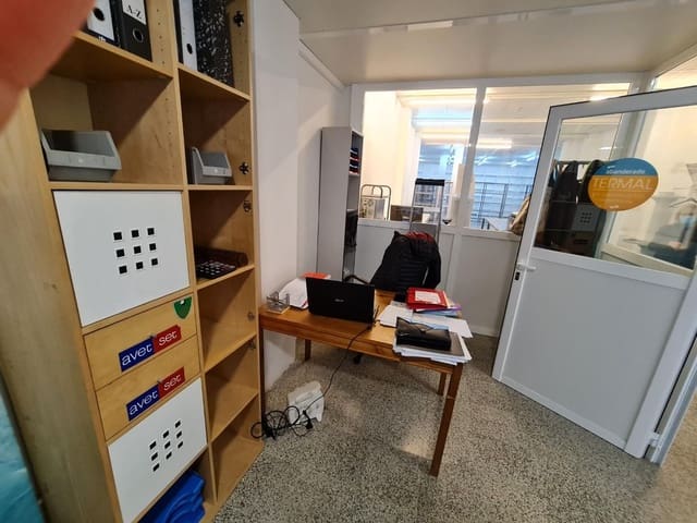Commercial for rent in Torredembarra - € 650 (Ref: 9147893)
