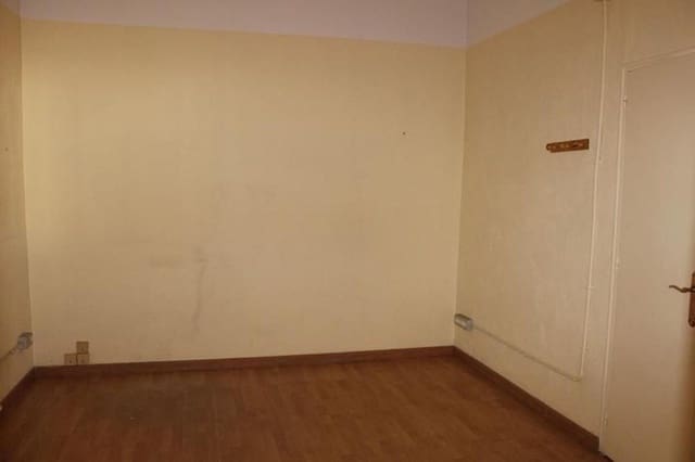 Erhverv til salg i Torredembarra med garage - € 199.000 (Ref: 9147908)