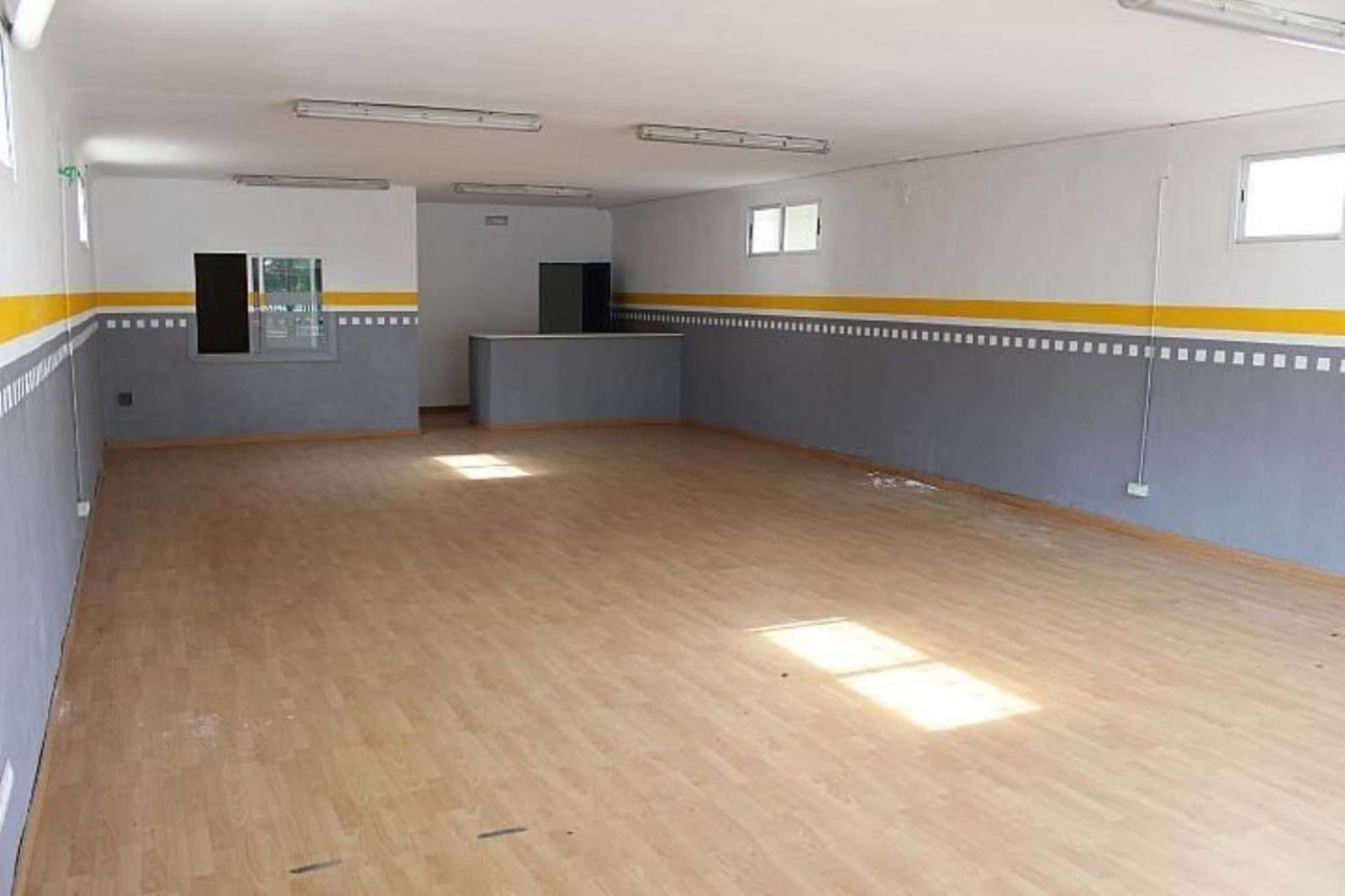 Commercial for sale in Torredembarra with garage - € 199,000 (Ref: 9147908)