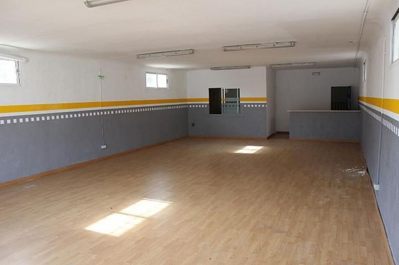 Commercial for sale in Torredembarra with garage - € 199,000 (Ref: 9147908)