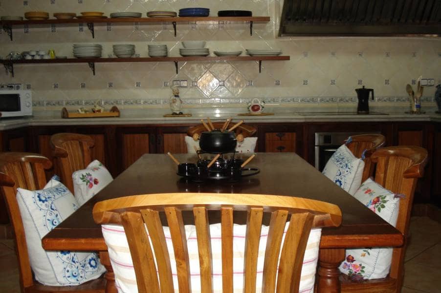 5 soveværelse Villa til salg i Santa Oliva med swimmingpool garage - € 675.000 (Ref: 9151876)