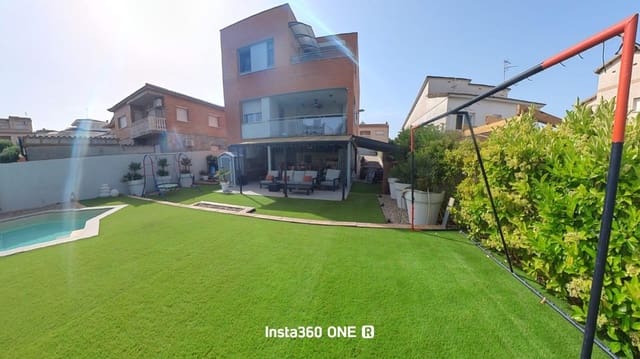 Chalet de 4 habitaciones en El Vendrell en venta con piscina - 465.000 € (Ref: 9151970)