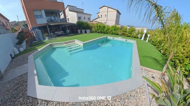 Chalet de 4 habitaciones en El Vendrell en venta con piscina - 465.000 € (Ref: 9151970)
