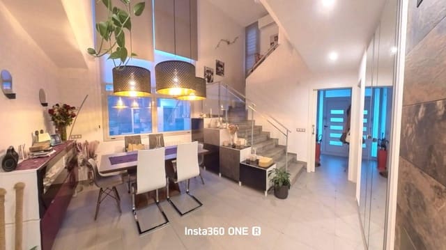 4 makuuhuone Huvila myytävänä paikassa El Vendrell mukana uima-altaan - 465 000 € (Ref: 9151970)