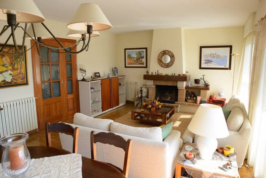 4 soveværelse Villa til salg i Calafell med swimmingpool garage - € 550.000 (Ref: 9152045)