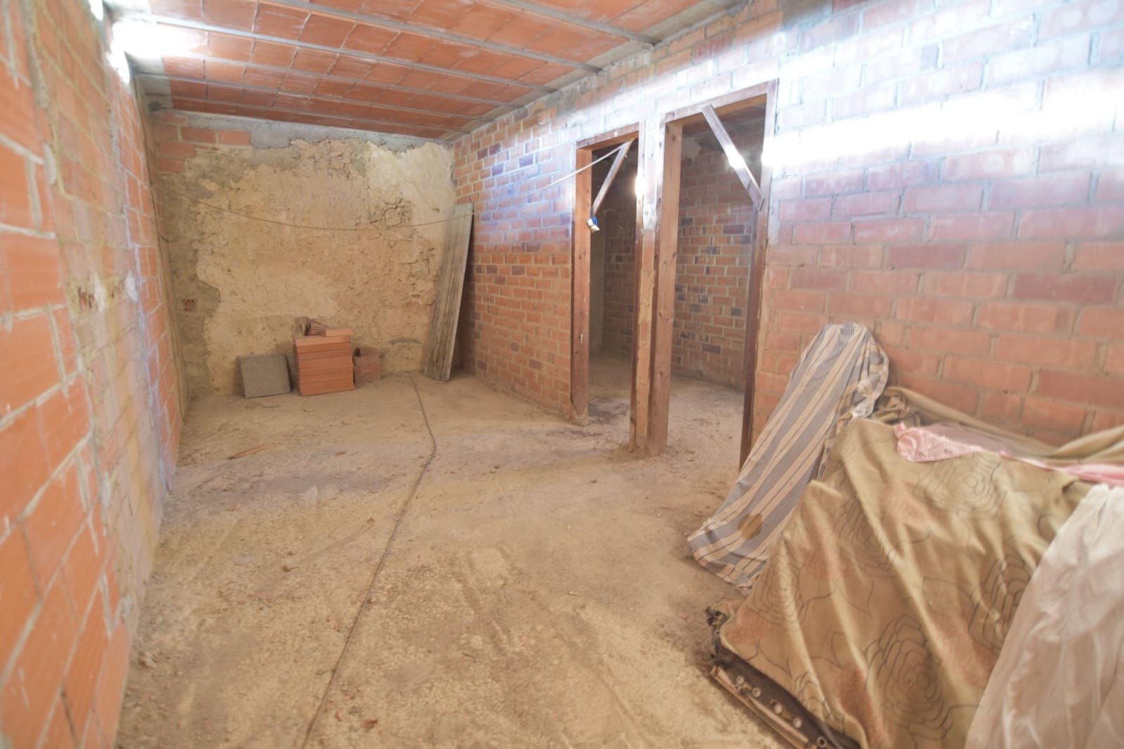 6 soveværelse Byhus til salg i Albinyana - € 120.000 (Ref: 9152086)