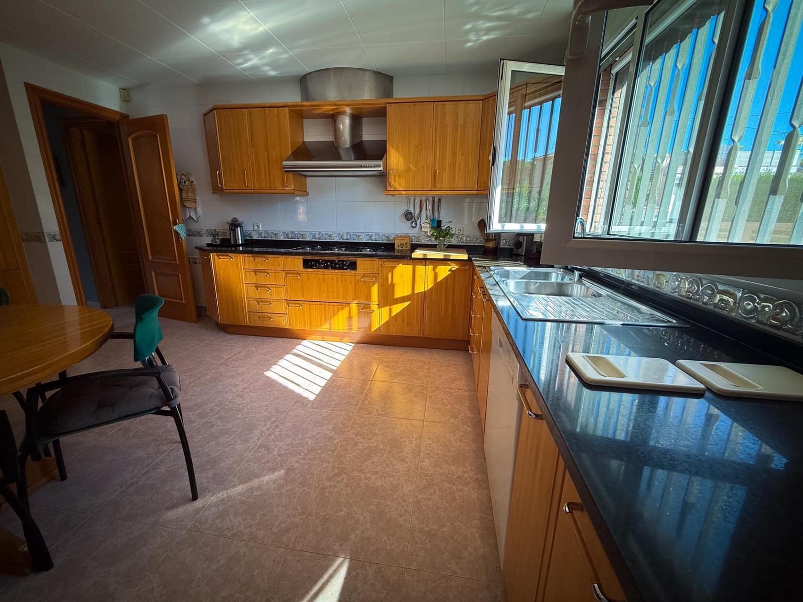 4 bedroom Villa for sale in Calafell with garage - € 799,000 (Ref: 9169476)