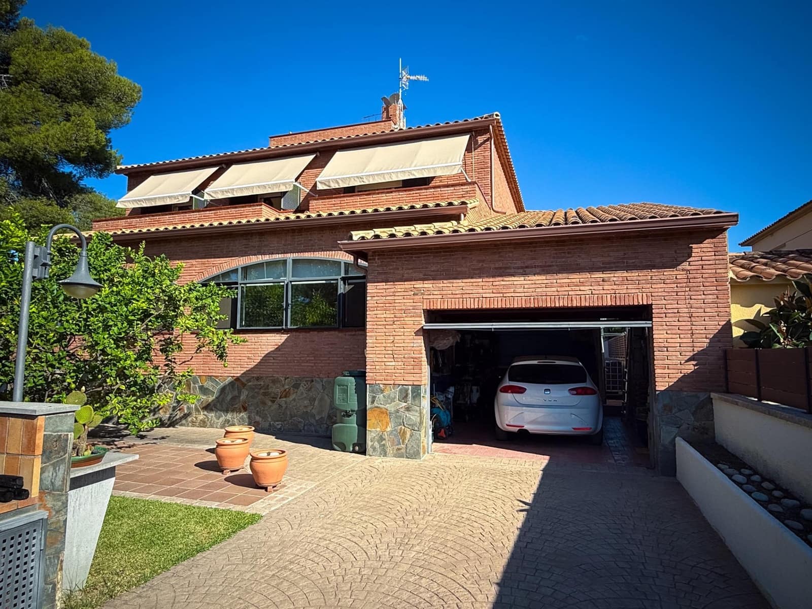 4 bedroom Villa for sale in Calafell with garage - € 799,000 (Ref: 9169476)