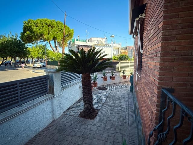 4 makuuhuone Huvila myytävänä paikassa Calafell mukana 
autotalli - 799 000 € (Ref: 9169476)