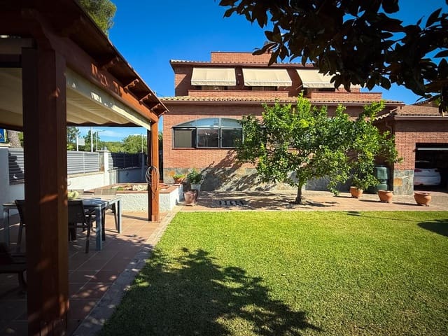 4 makuuhuone Huvila myytävänä paikassa Calafell mukana 
autotalli - 799 000 € (Ref: 9169476)