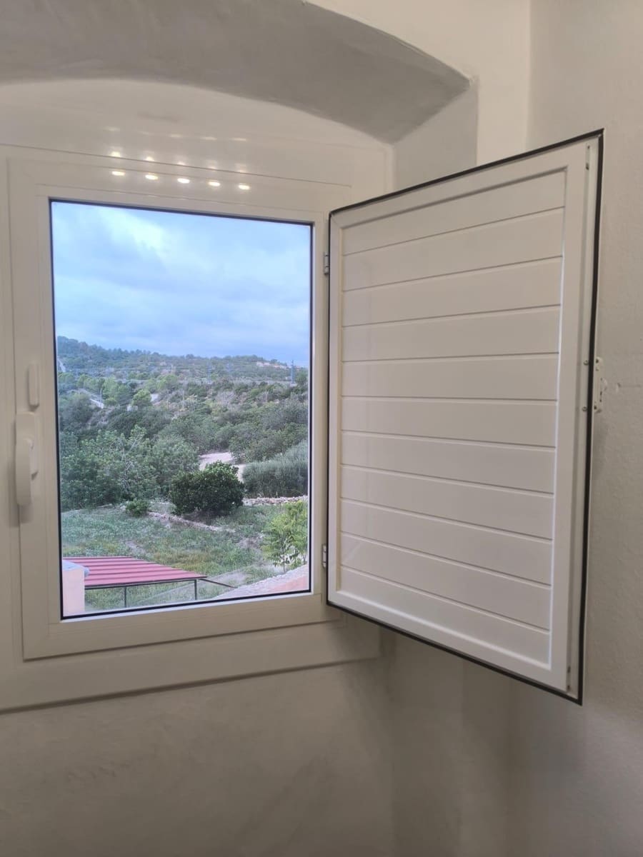 9 bedroom Townhouse for sale in La Pobla de Montornes - € 188,000 (Ref: 9300998)