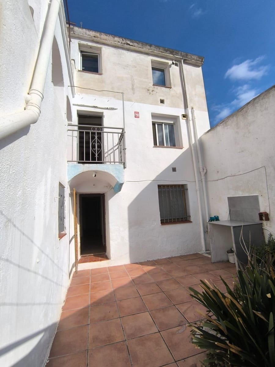 9 bedroom Townhouse for sale in La Pobla de Montornes - € 188,000 (Ref: 9300998)