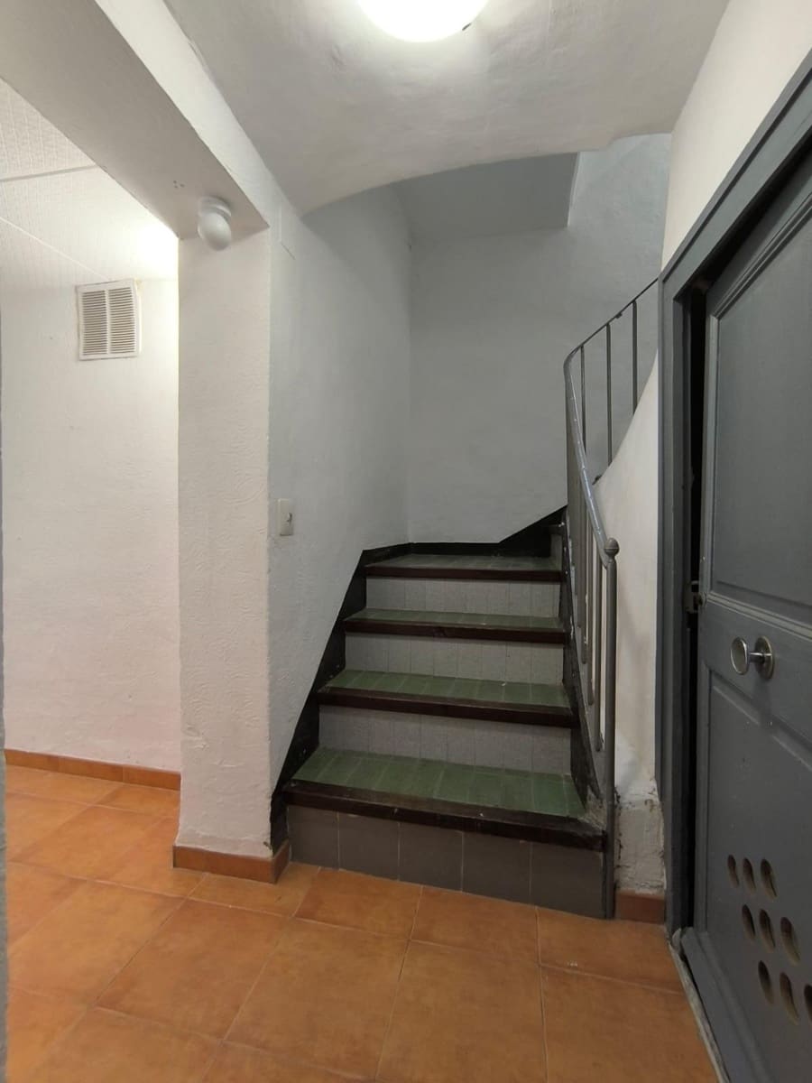 9 bedroom Townhouse for sale in La Pobla de Montornes - € 188,000 (Ref: 9300998)