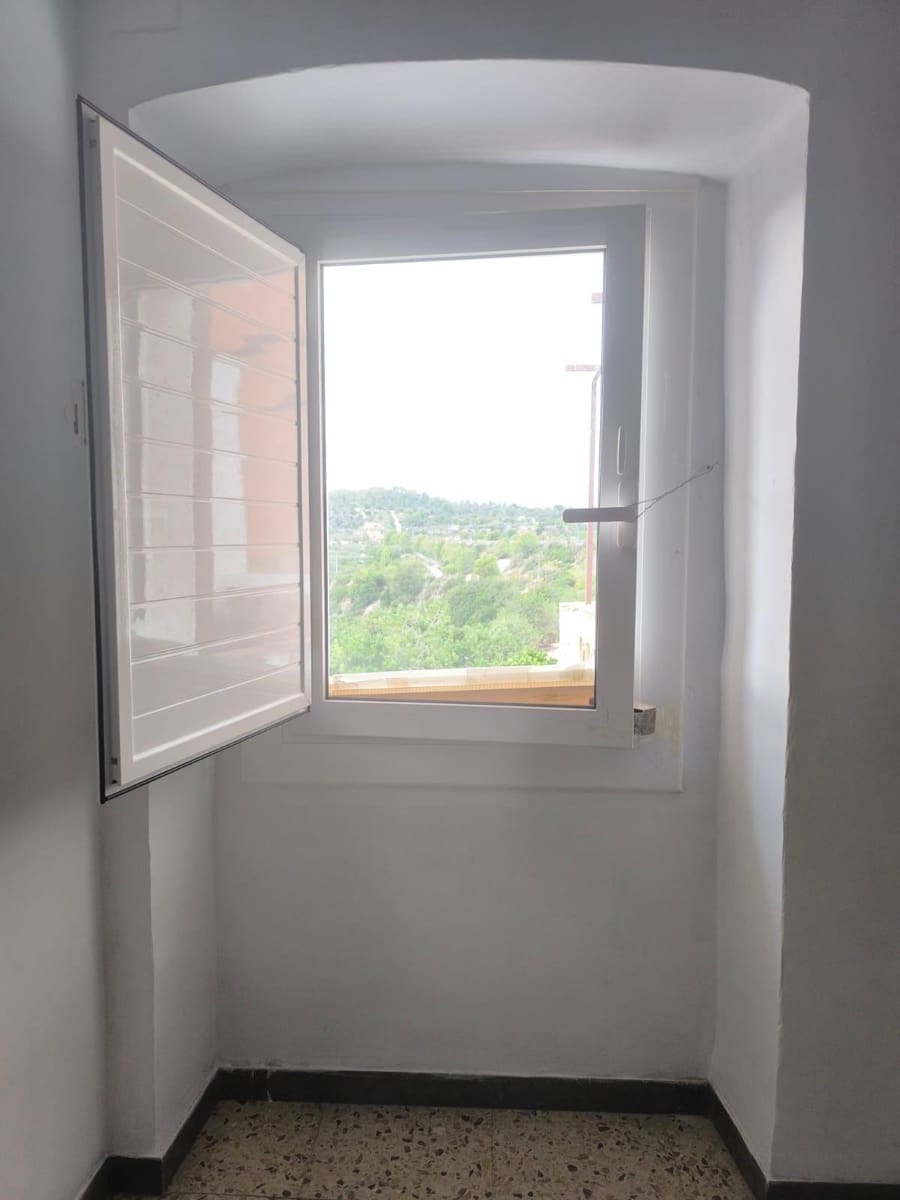 9 bedroom Townhouse for sale in La Pobla de Montornes - € 188,000 (Ref: 9300998)