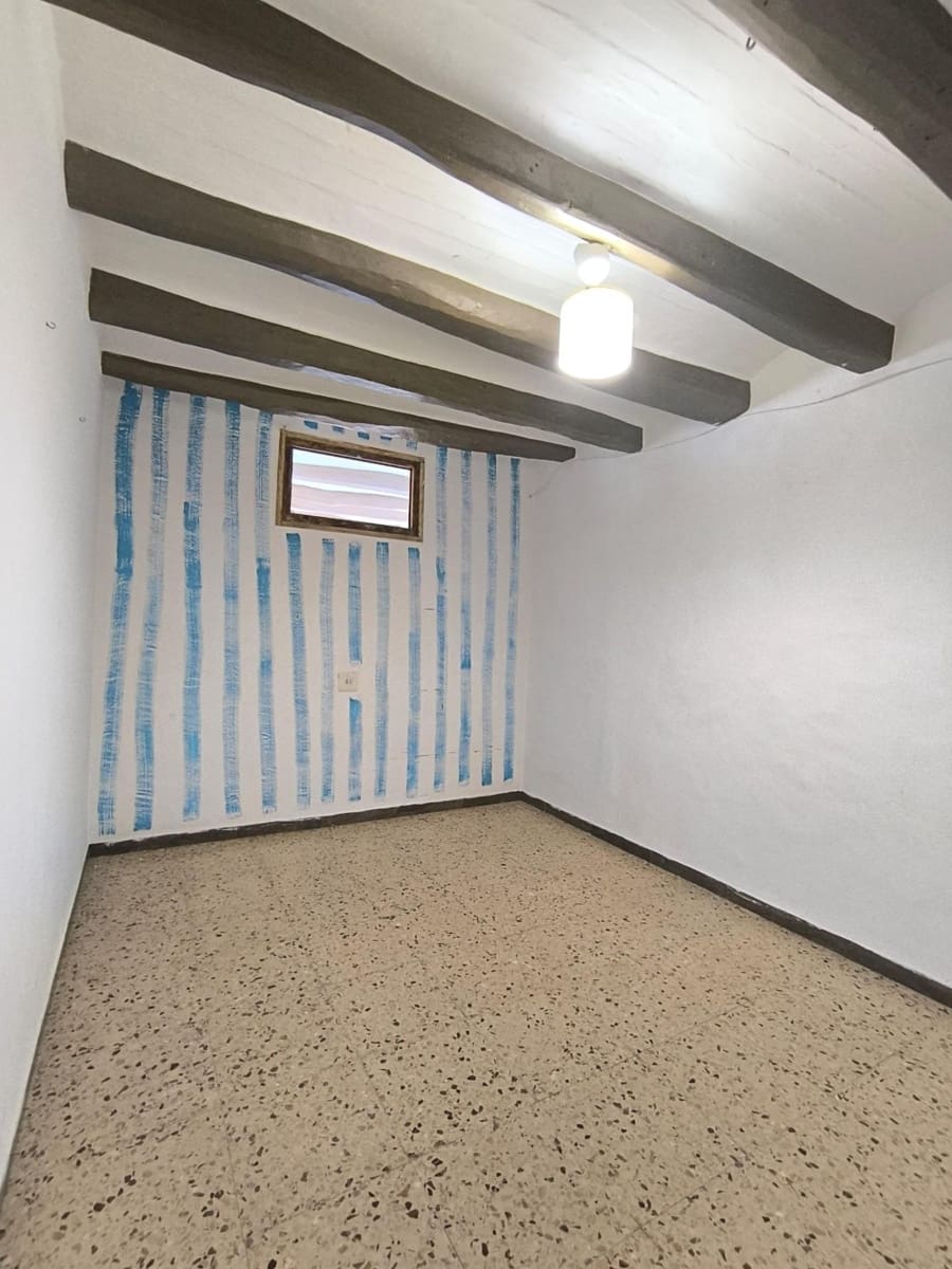 9 bedroom Townhouse for sale in La Pobla de Montornes - € 188,000 (Ref: 9300998)