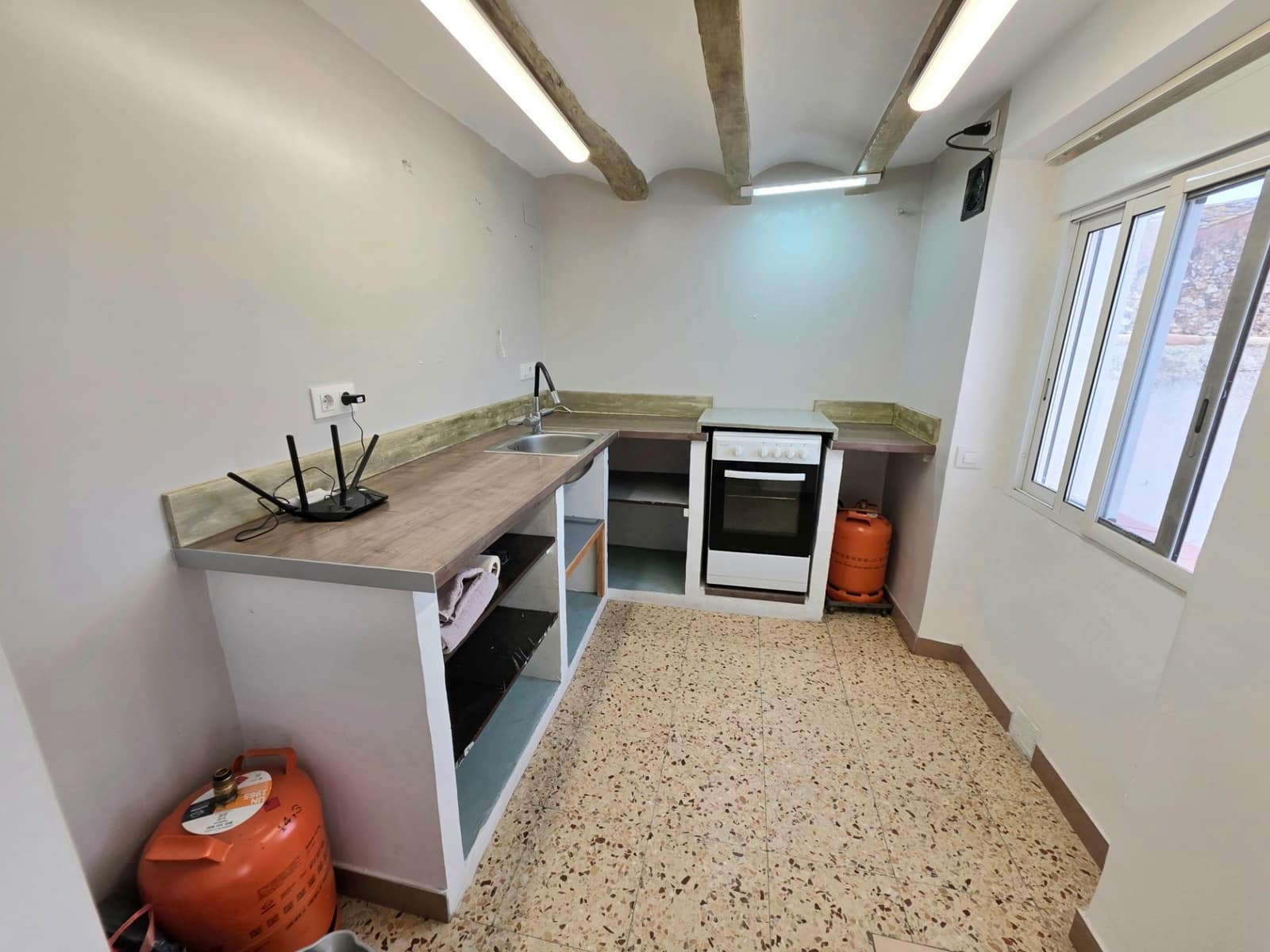 9 bedroom Townhouse for sale in La Pobla de Montornes - € 188,000 (Ref: 9300998)