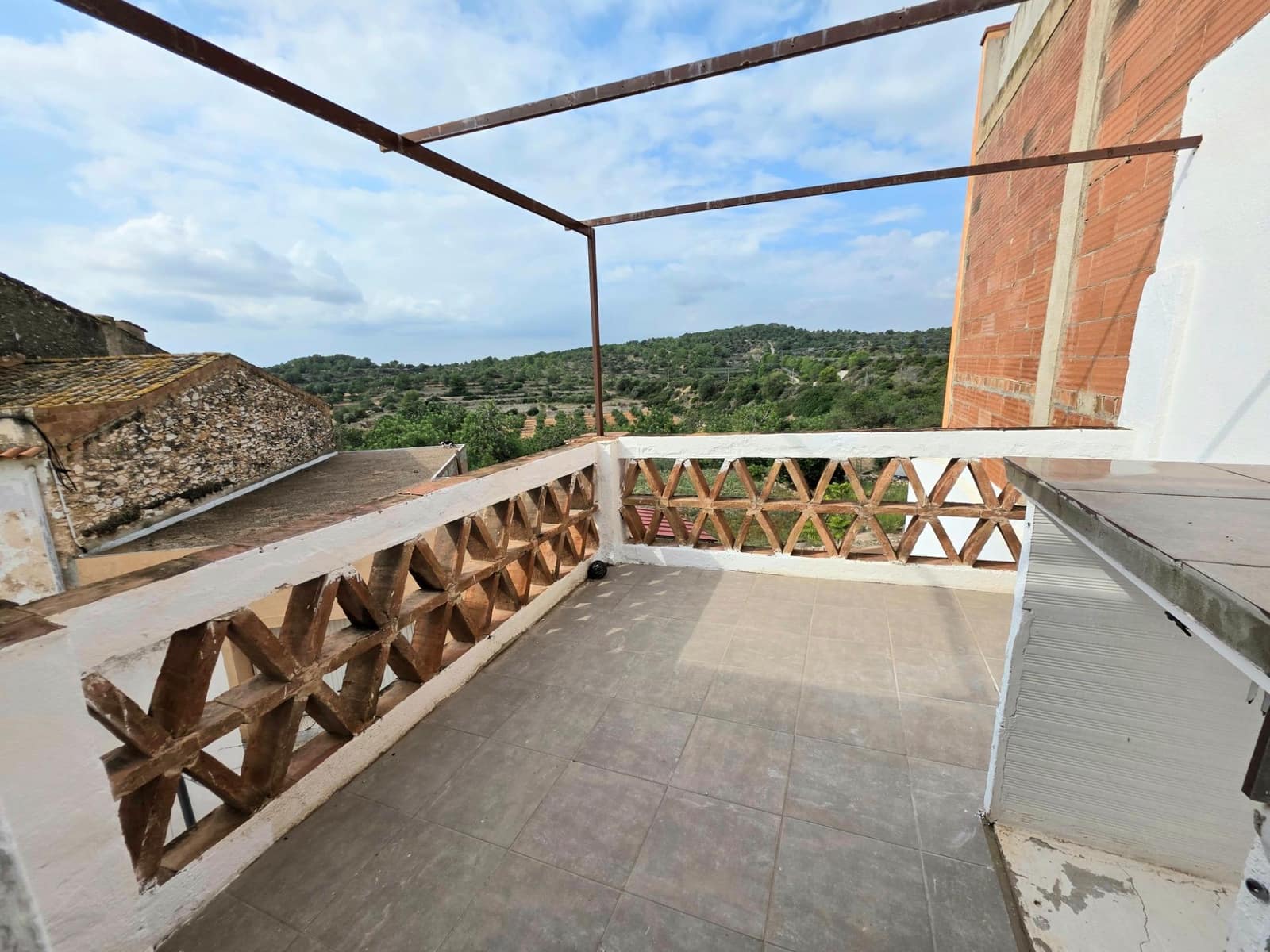 9 bedroom Townhouse for sale in La Pobla de Montornes - € 188,000 (Ref: 9300998)