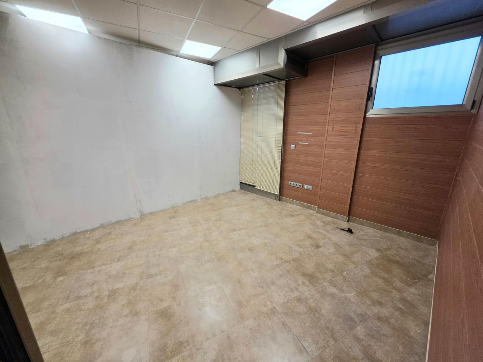 4 quarto Comercial para arrendar em Torredembarra - 700 € (Ref: 9382784)