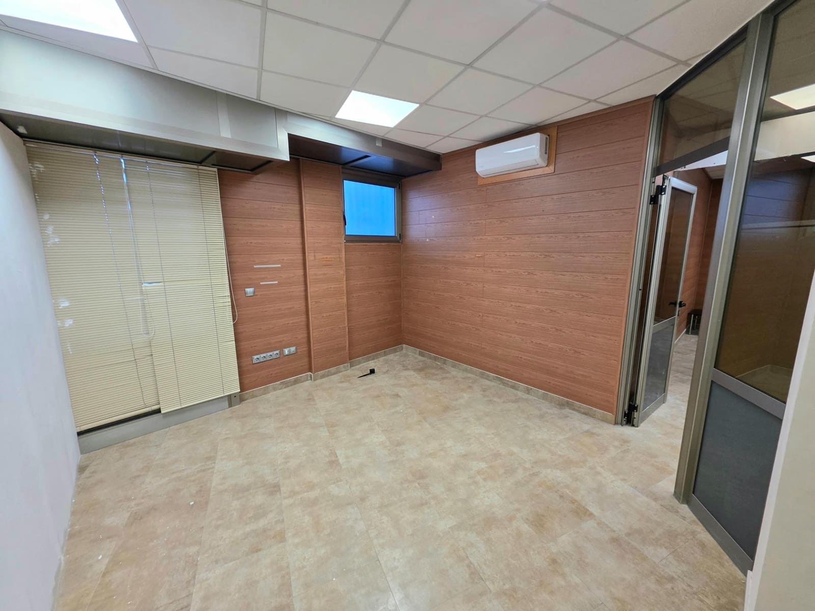4 quarto Comercial para arrendar em Torredembarra - 700 € (Ref: 9382784)