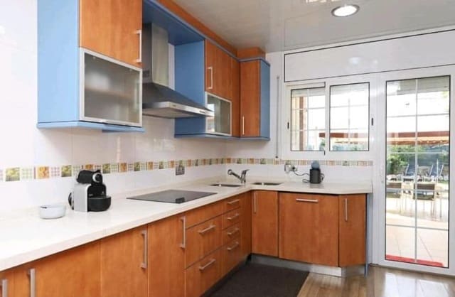 5 chambre Villa/Maison à vendre à Roda de Barà avec piscine garage - 412 000 € (Ref: 9472941)