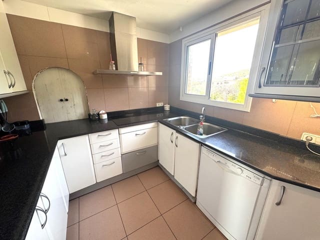 5 slaapkamer Villa te koop in Roda de Barà met zwembad garage - € 630.000 (Ref: 9516058)