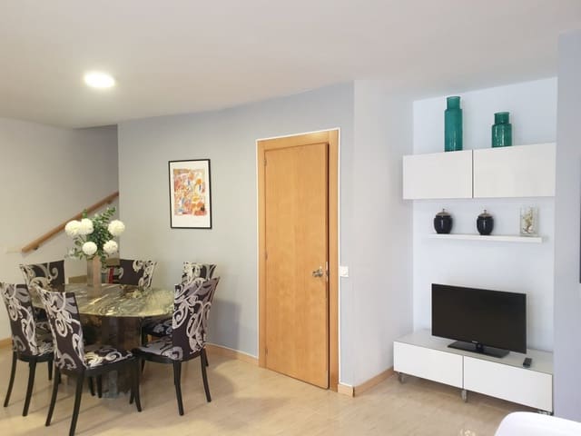 4 slaapkamer Rijtjeshuis te koop in Roda de Barà met zwembad - € 240.000 (Ref: 9521330)