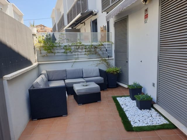 4 slaapkamer Rijtjeshuis te koop in Roda de Barà met zwembad - € 240.000 (Ref: 9521330)