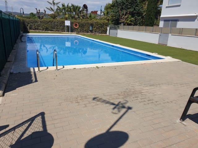 4 slaapkamer Rijtjeshuis te koop in Roda de Barà met zwembad - € 240.000 (Ref: 9521330)