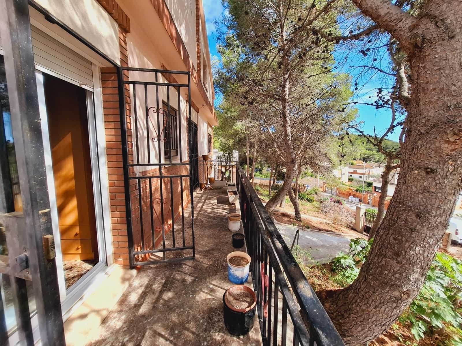 5 bedroom Villa for sale in Calafell with pool - € 325,000 (Ref: 9521335)