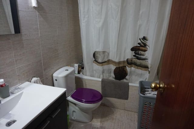 4 bedroom Apartment for sale in Vilafranca del Penedès with garage - € 175,000 (Ref: 9521409)