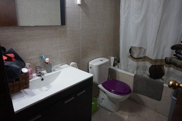 4 bedroom Apartment for sale in Vilafranca del Penedès with garage - € 175,000 (Ref: 9521409)