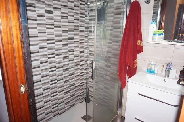 4 bedroom Apartment for sale in Vilafranca del Penedès with garage - € 175,000 (Ref: 9521409)