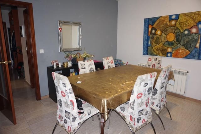 4 bedroom Apartment for sale in Vilafranca del Penedès with garage - € 175,000 (Ref: 9521409)