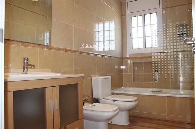 5 soverom Villa til salgs i Roda de Barà med svømmebasseng garasje - € 412 000 (Ref: 9534615)