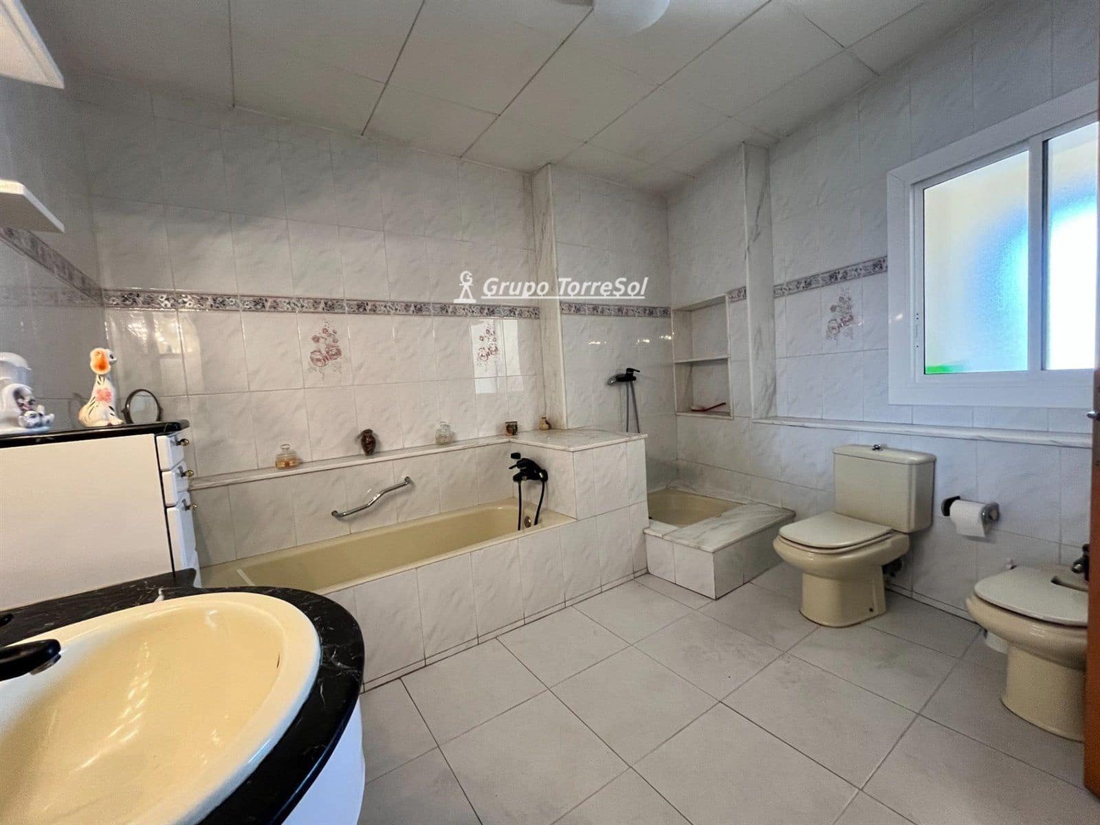 6 bedroom Villa for sale in Sant Sadurni d'Anoia with garage - € 300,000 (Ref: 9534621)